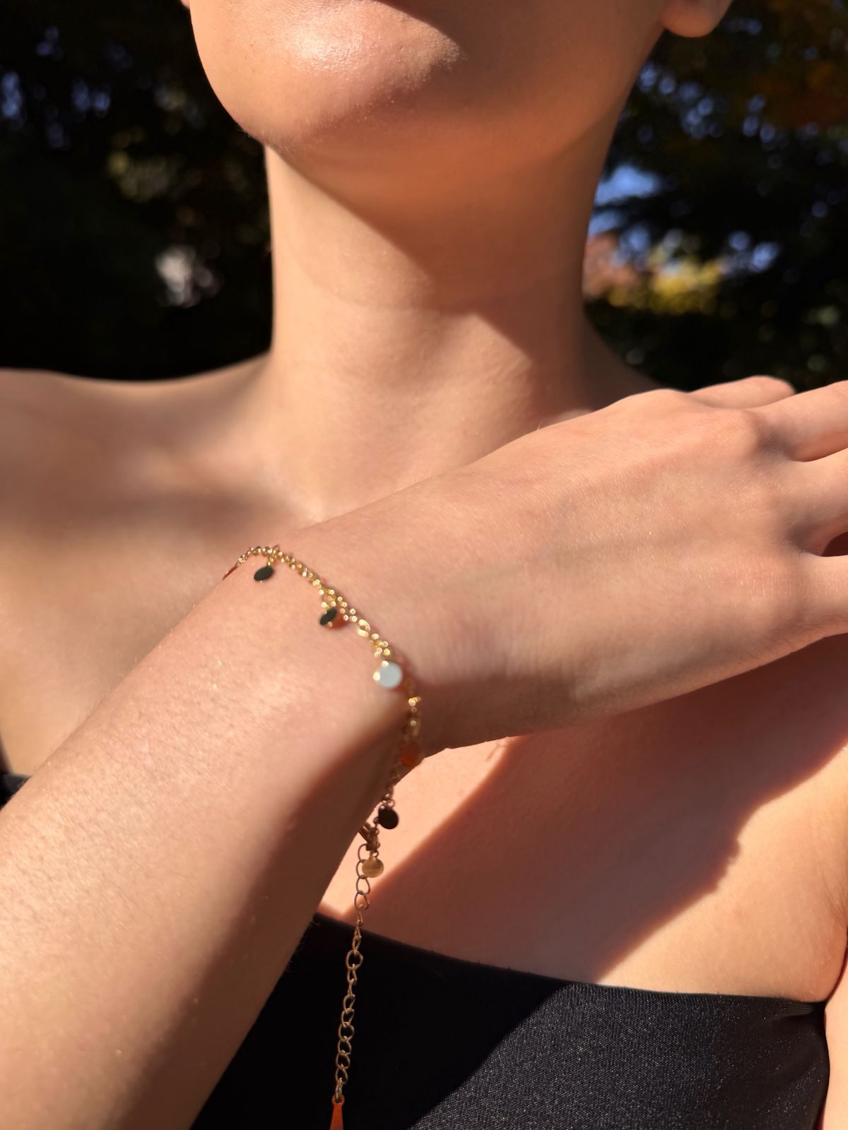 Pulsera dorada con detalles circulares bañado en oro 18K