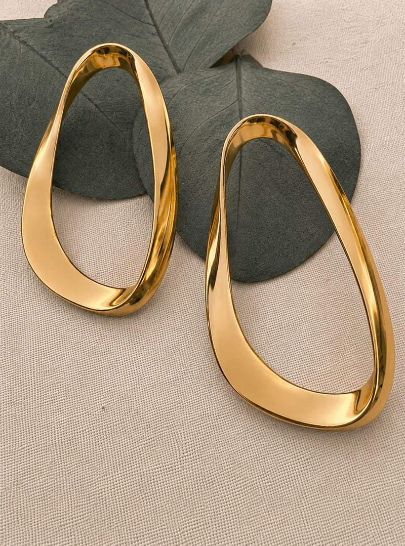 Aros ovalado en tono dorado