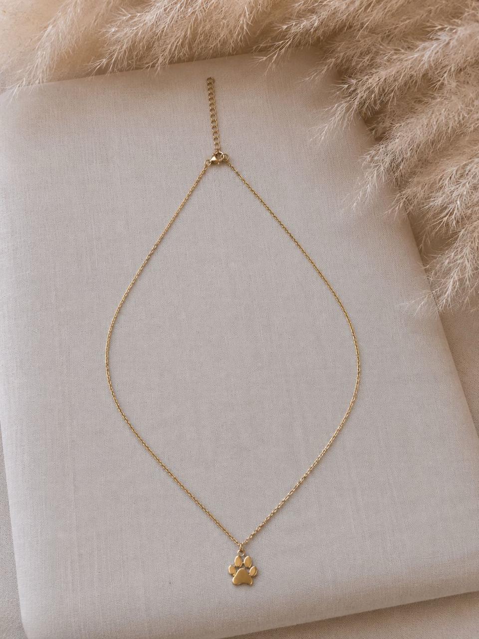 Collar patitas de perrito bañado en oro 18K