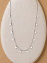 Collar de cadena plateada con detalles circulares