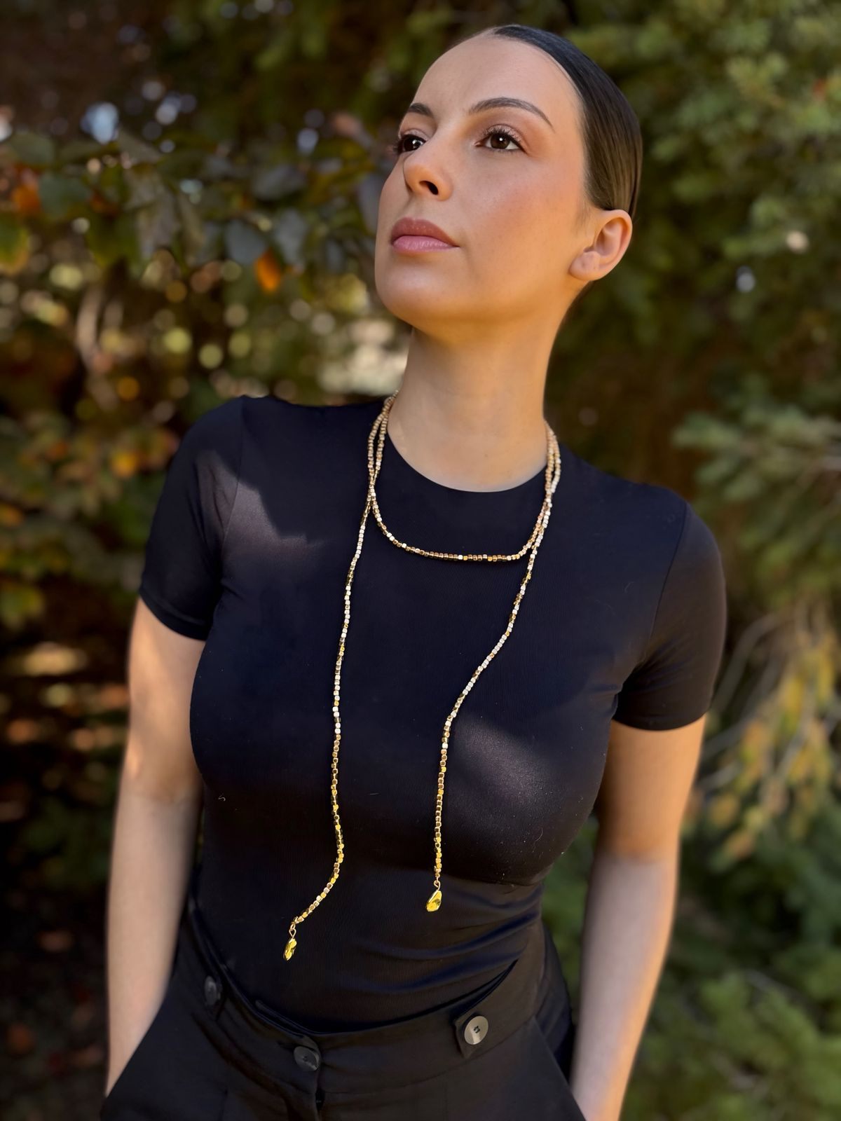 Collar abierto de mostacilla en tonos dorados