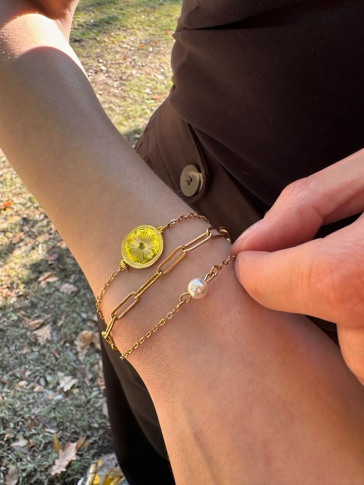 Pulsera de eslabones con doble cadena detalle de perlita y medalla
