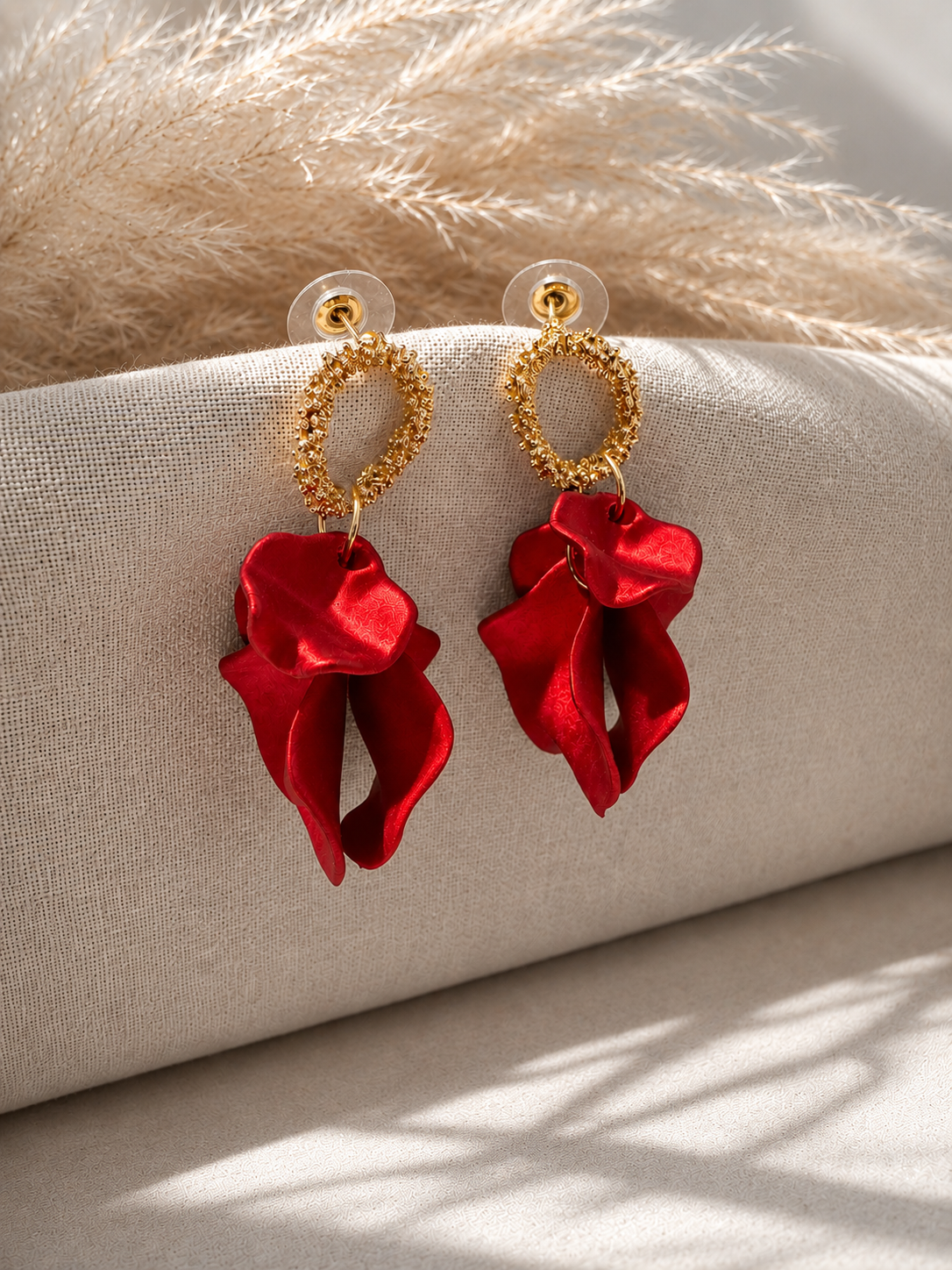 Aros colgantes pétalos con detalle dorado